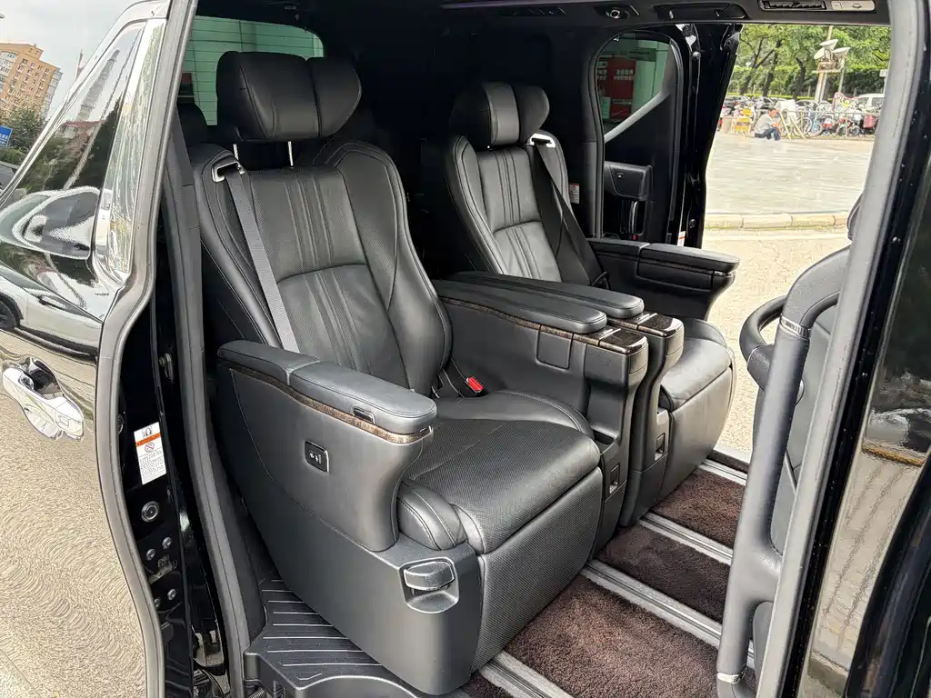 Toyota Alphard — фото 7