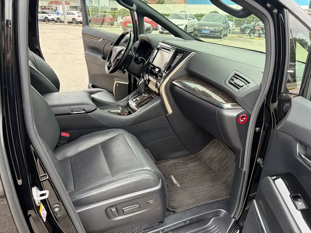 Toyota Alphard — фото 8