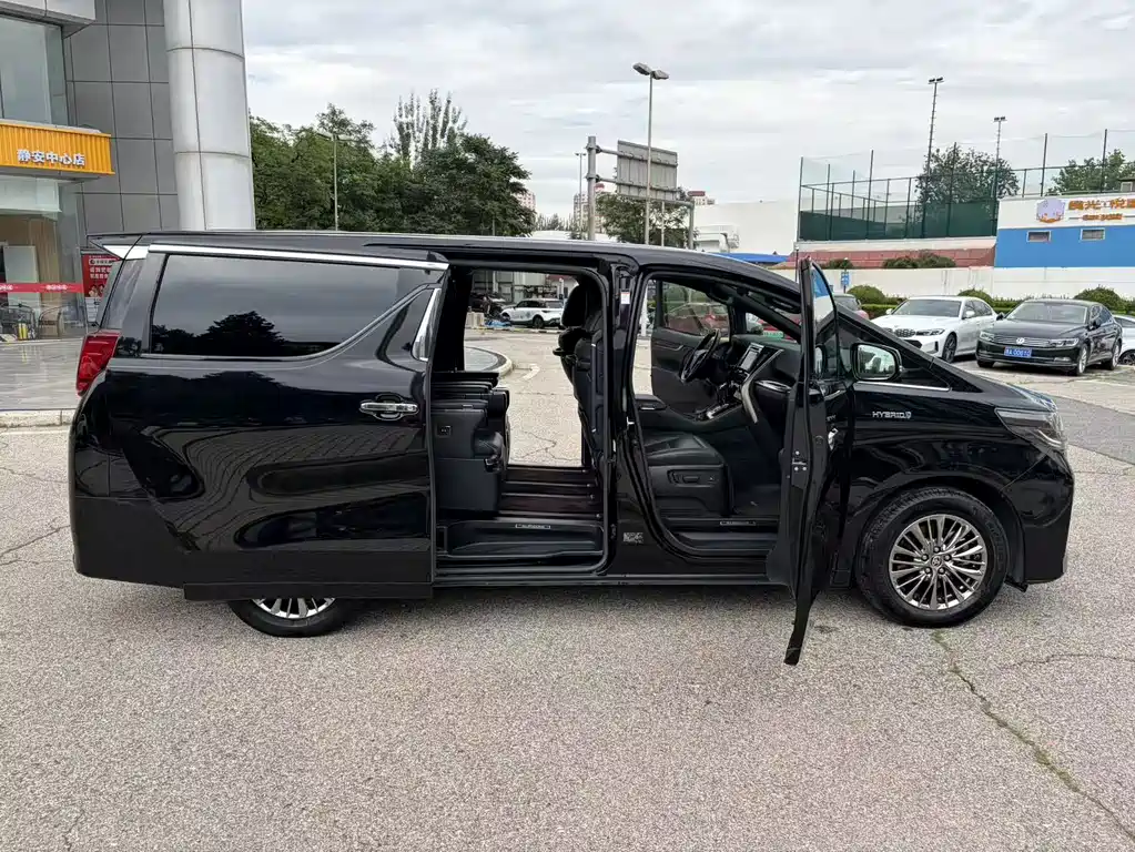 Toyota Alphard — фото 9