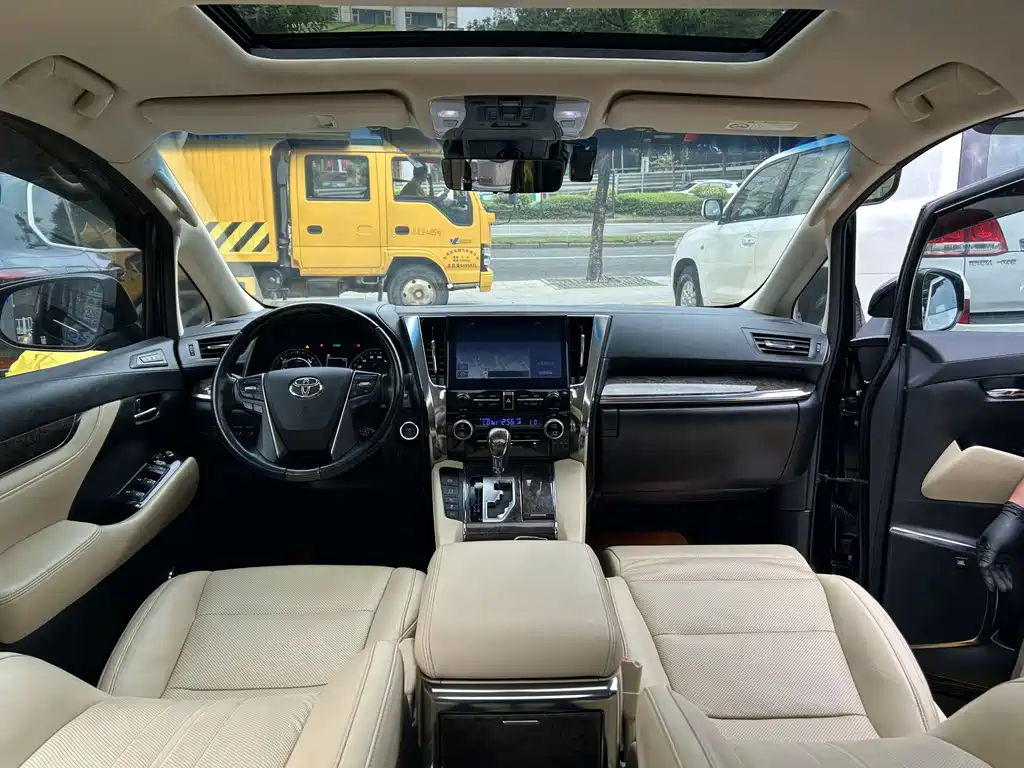 Toyota Vellfire — фото 11