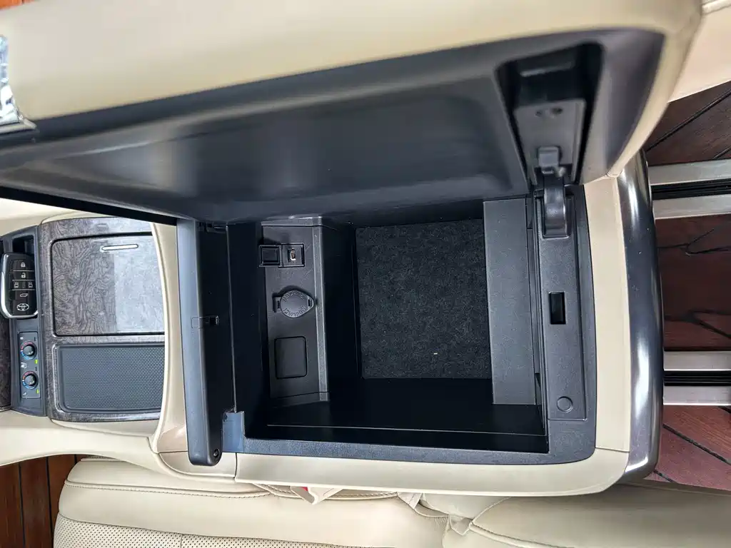 Toyota Vellfire — фото 15