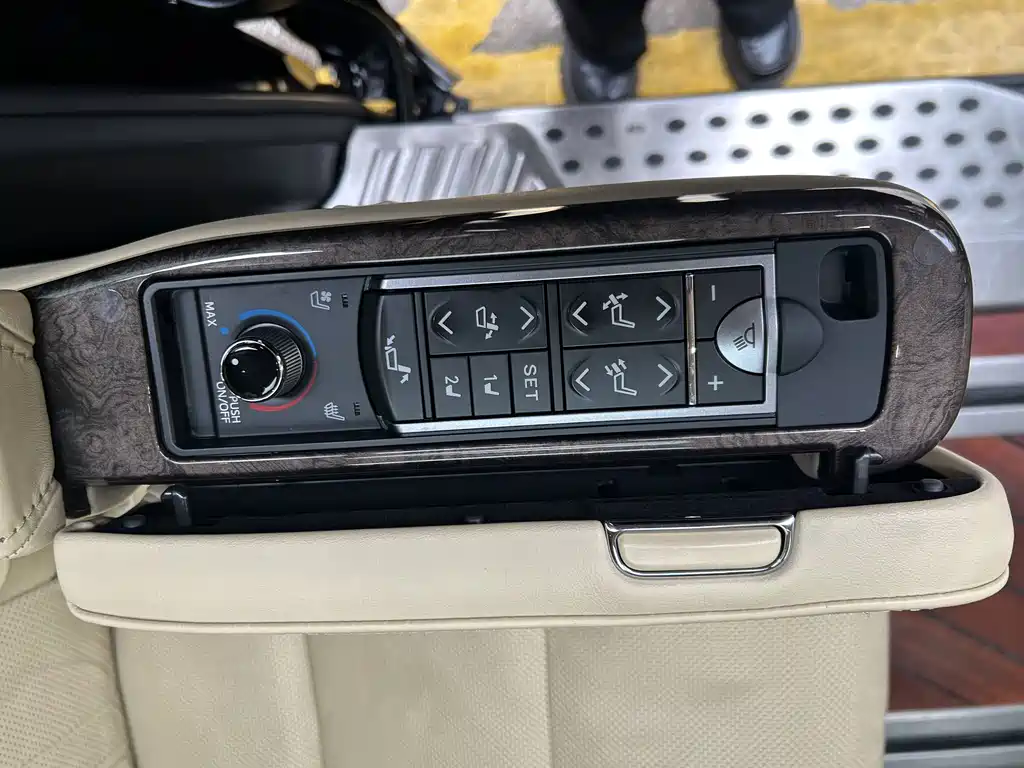 Toyota Vellfire — фото 18
