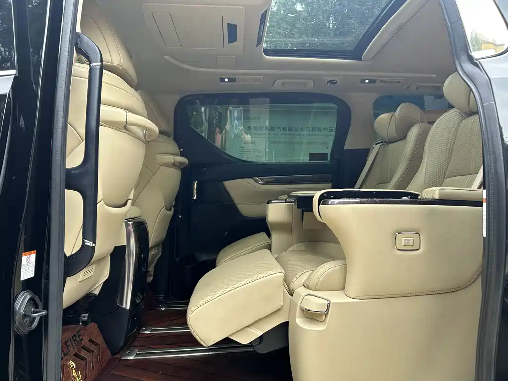 Toyota Vellfire — фото 8