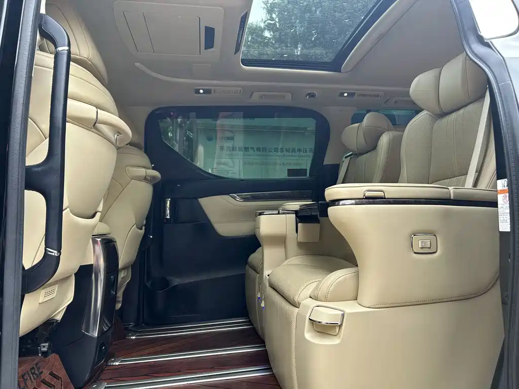 Toyota Vellfire — фото 9