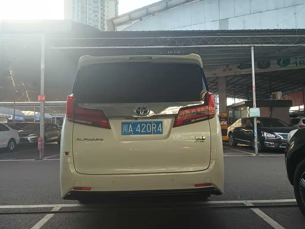 Toyota Alphard — фото 5