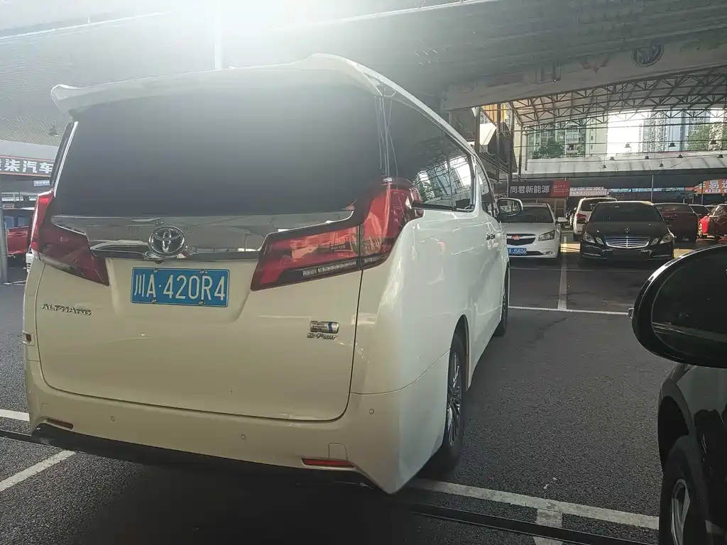 Toyota Alphard — фото 6