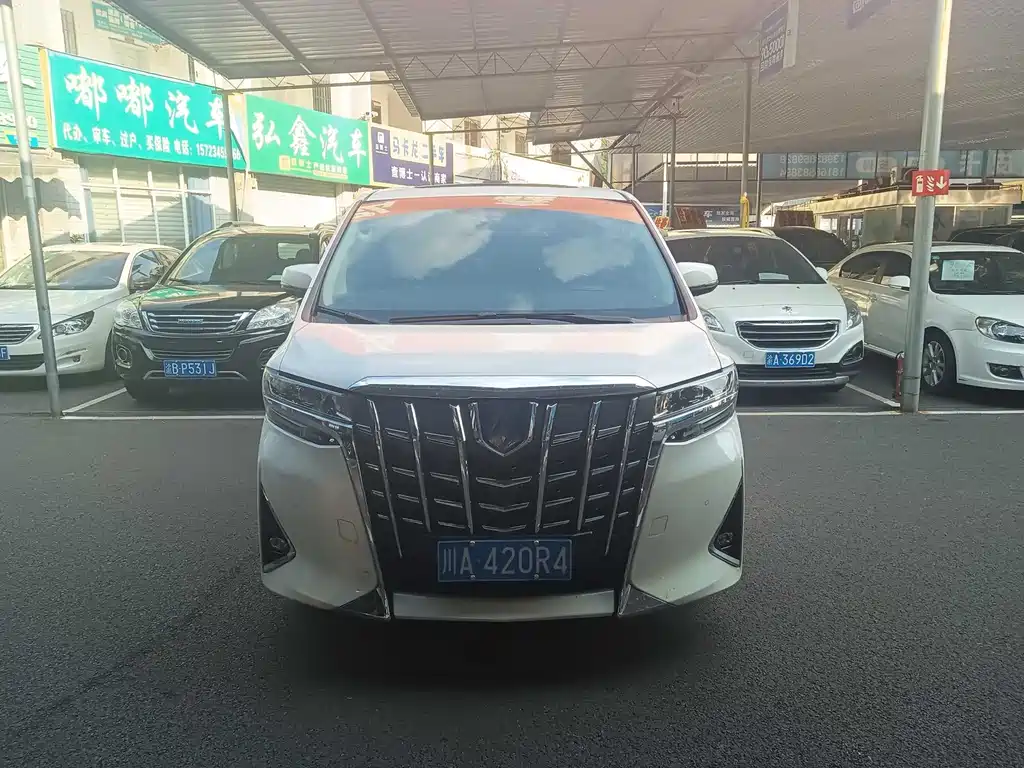 Toyota Alphard — фото 1