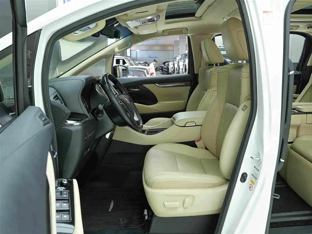 Toyota Alphard — фото 11
