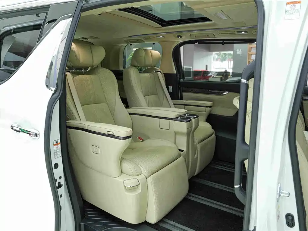 Toyota Alphard — фото 13