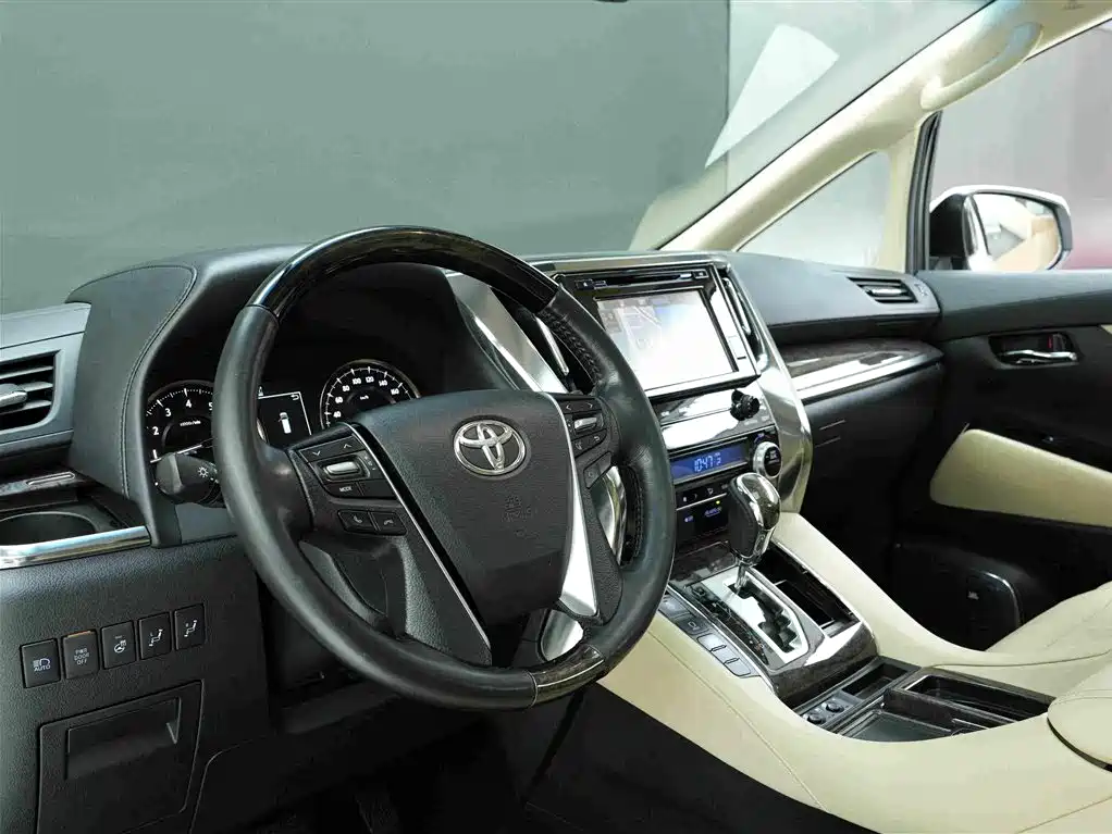 Toyota Alphard — фото 7