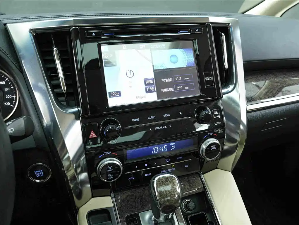 Toyota Alphard — фото 9