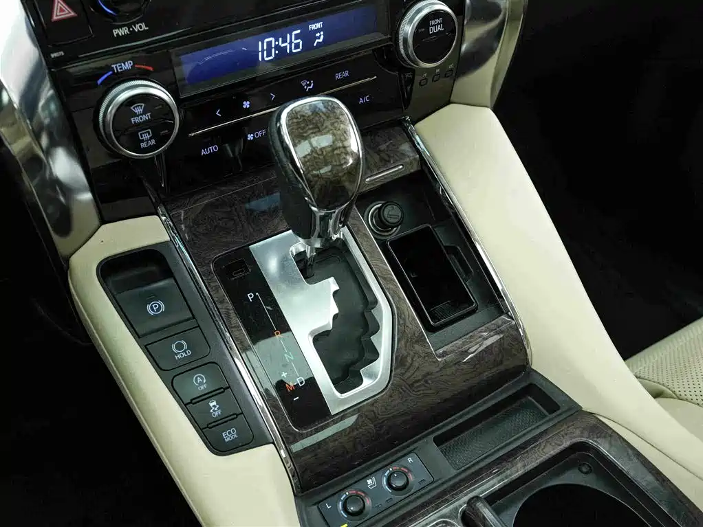 Toyota Alphard — фото 10