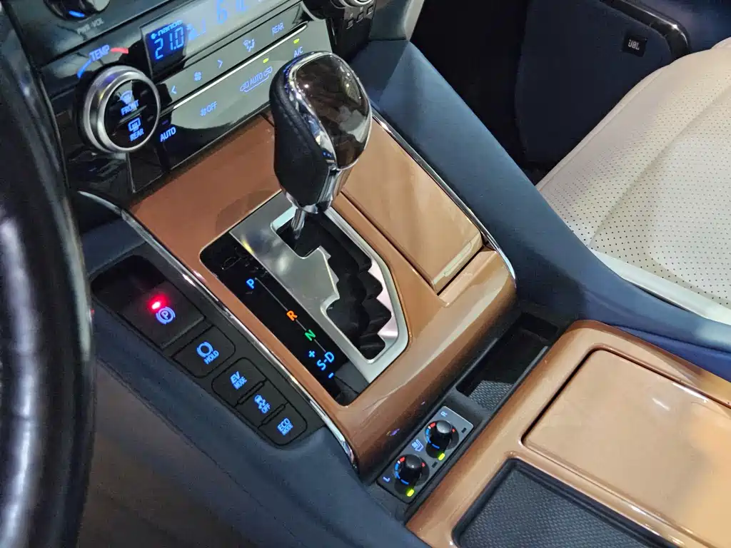 Toyota Alphard — фото 11