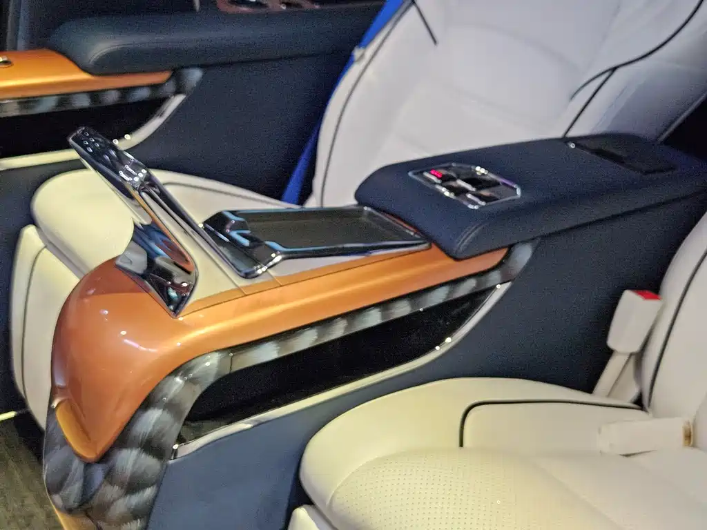 Toyota Alphard — фото 24