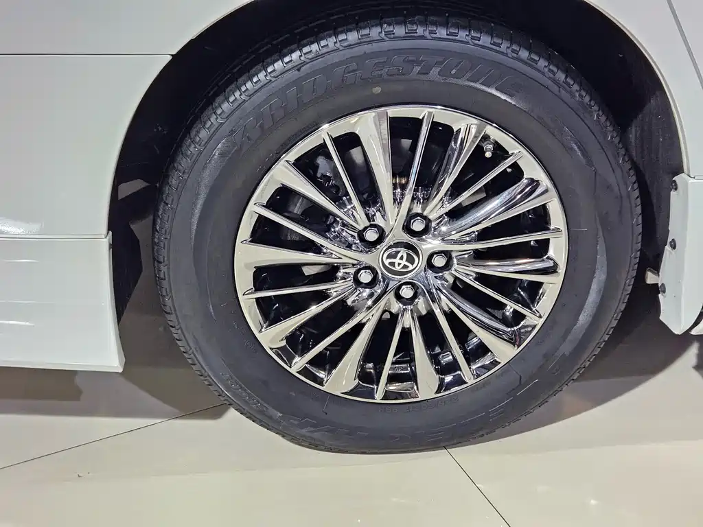 Toyota Alphard — фото 25