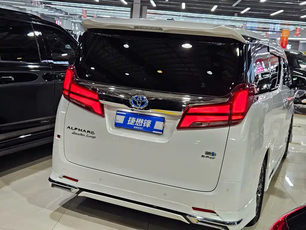 Toyota Alphard — фото 4