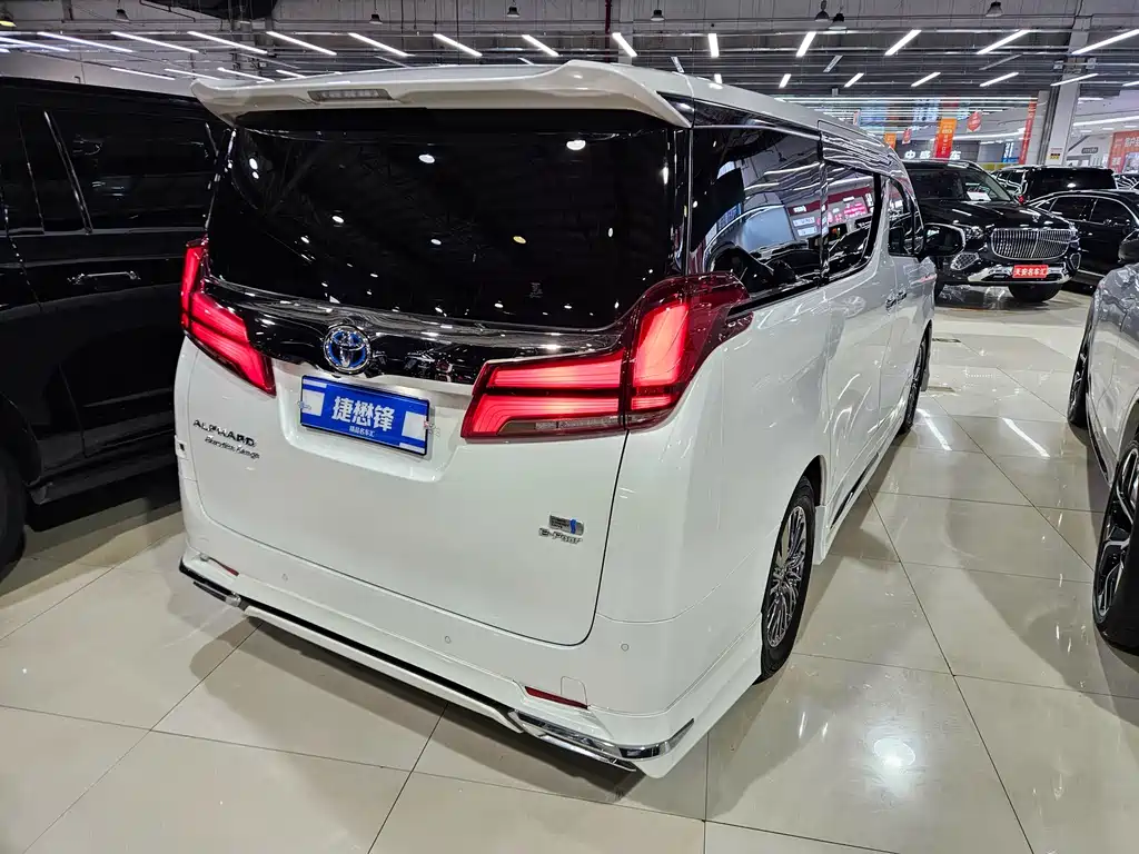 Toyota Alphard — фото 5
