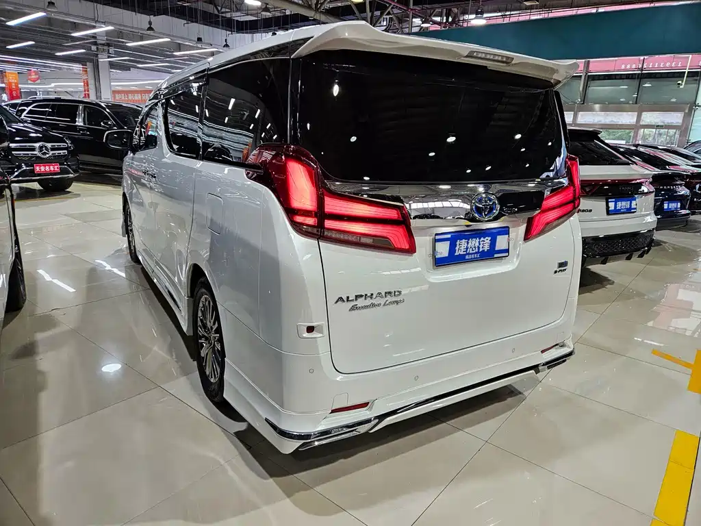 Toyota Alphard — фото 6