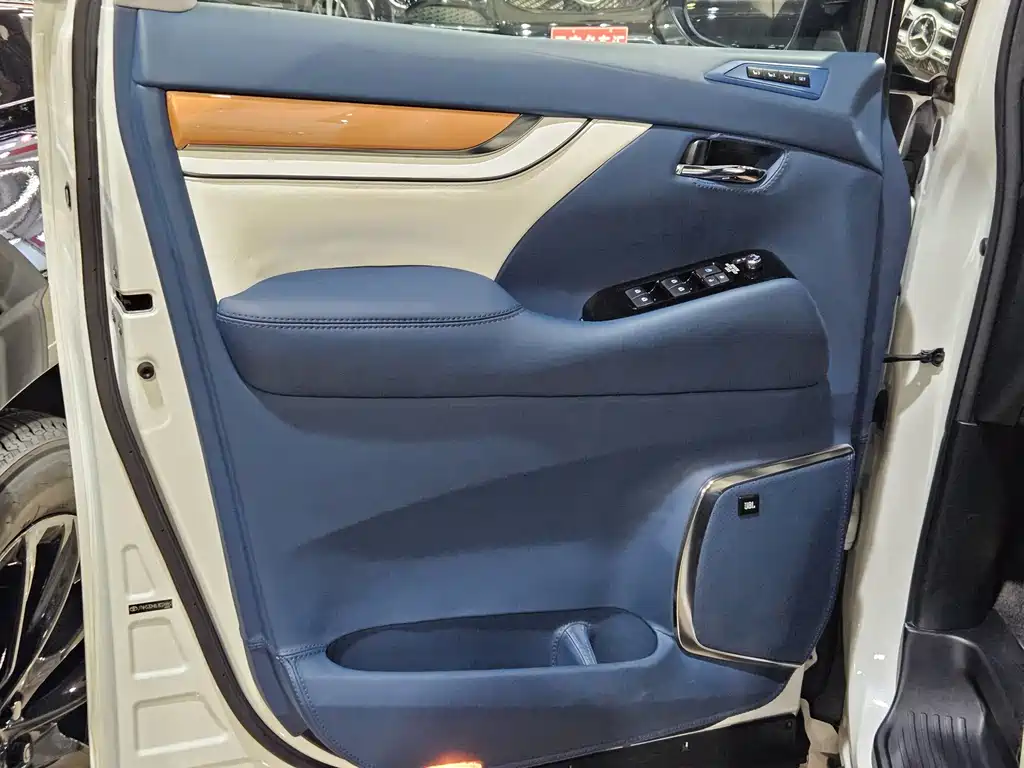 Toyota Alphard — фото 7