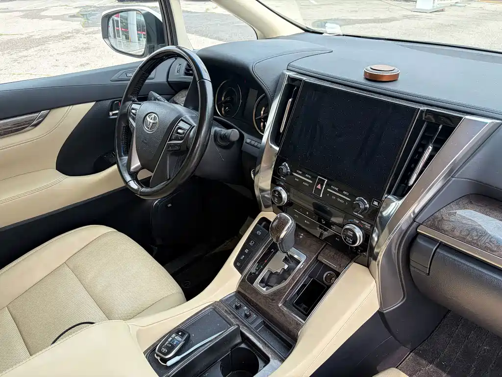 Toyota Alphard — фото 11