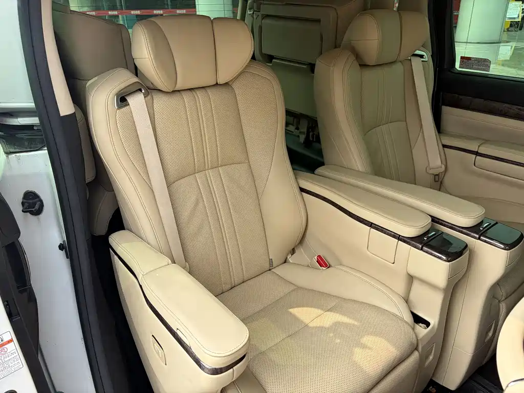 Toyota Alphard — фото 13