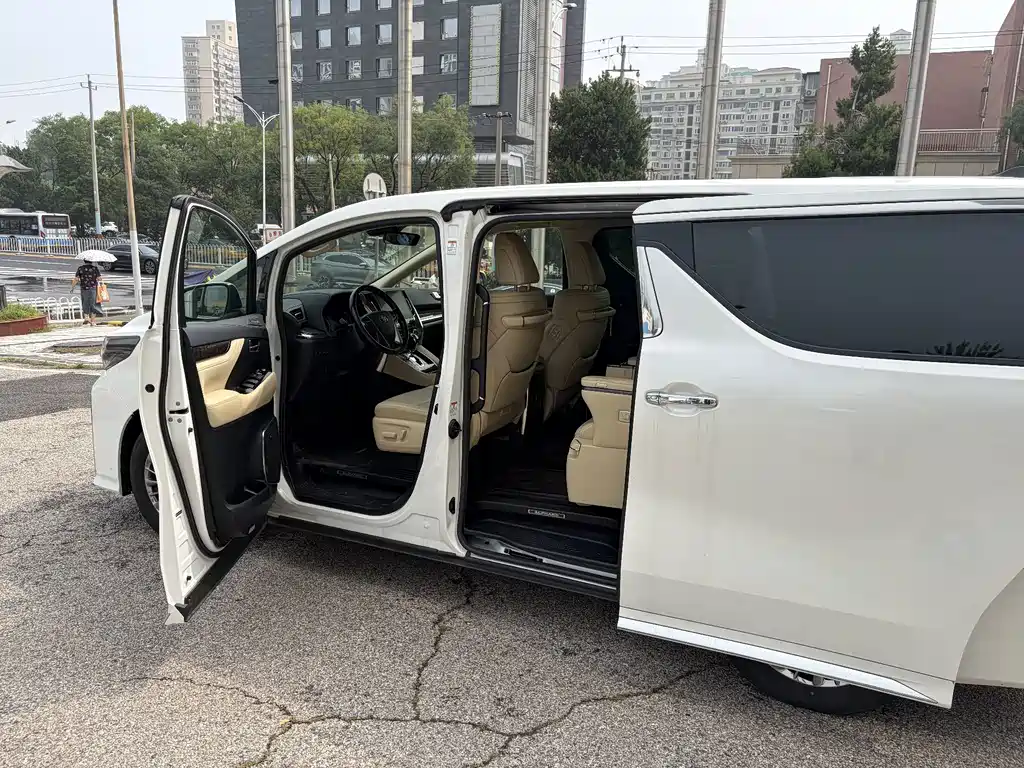 Toyota Alphard — фото 15