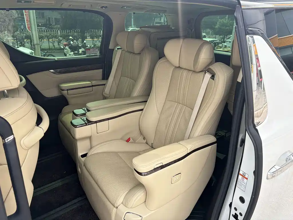Toyota Alphard — фото 7