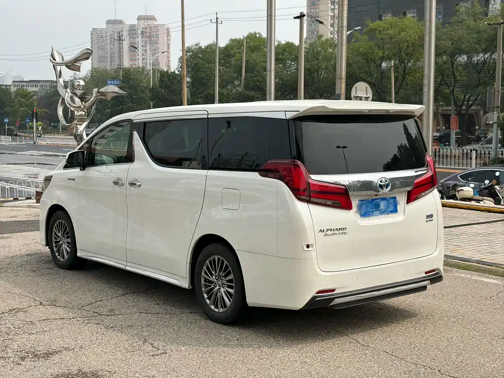 Toyota Alphard — фото 9