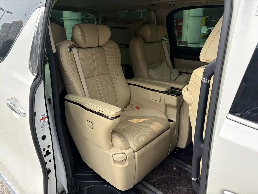 Toyota Alphard — фото 10