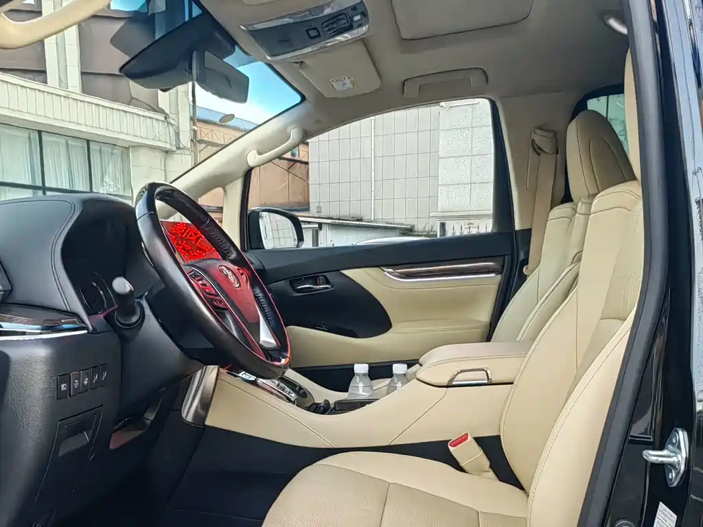 Toyota Alphard — фото 11