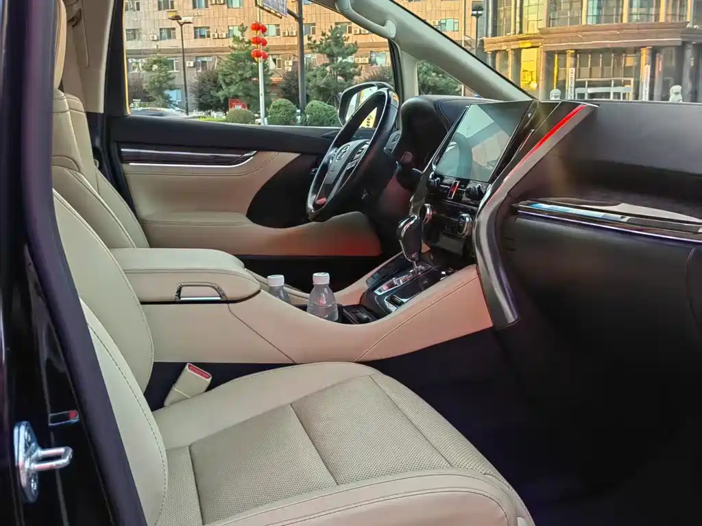 Toyota Alphard — фото 7