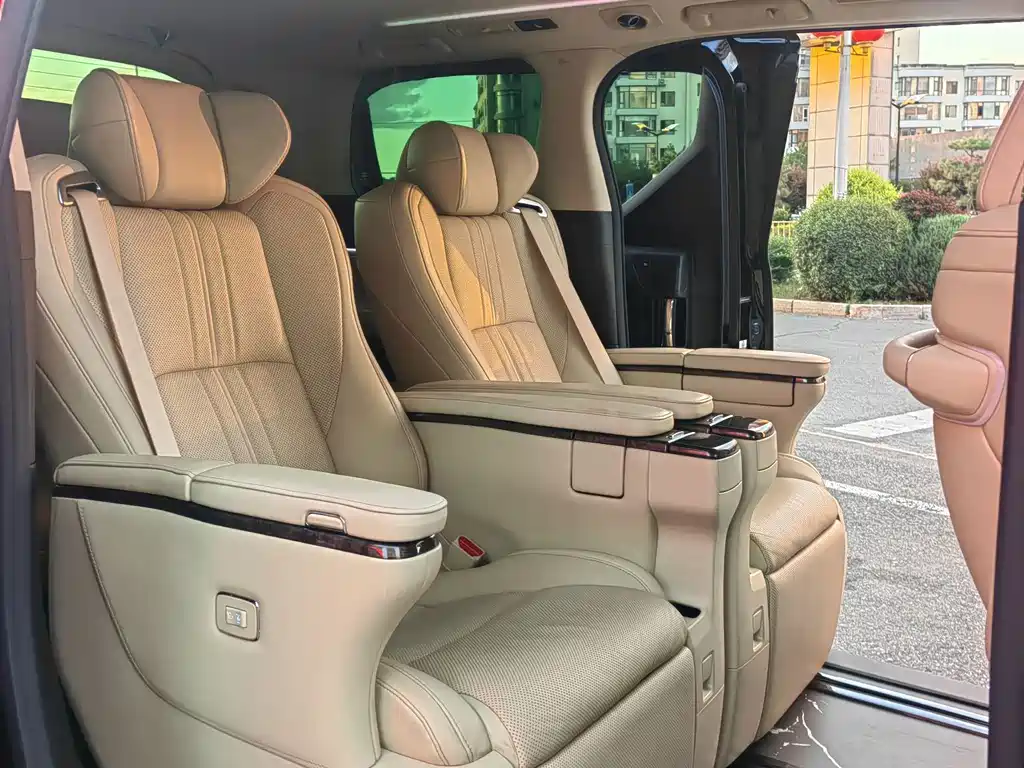 Toyota Alphard — фото 9