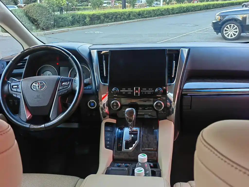 Toyota Alphard — фото 10