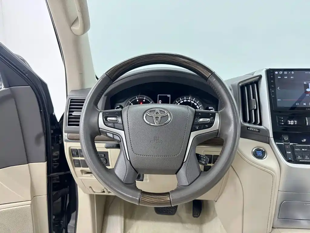 Toyota Land Cruiser — фото 15