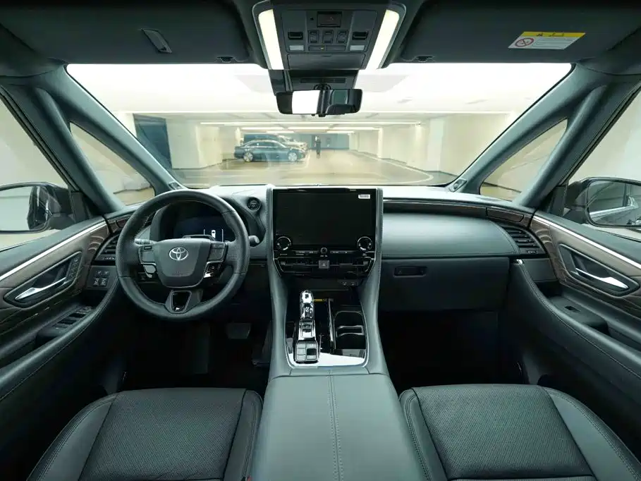 Toyota Alphard — фото 19