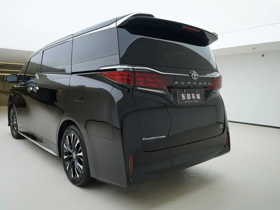 Toyota Alphard — фото 5