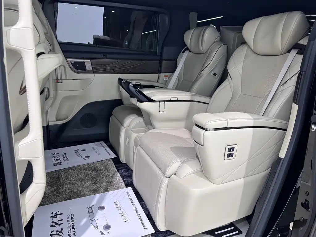 Toyota Alphard — фото 11