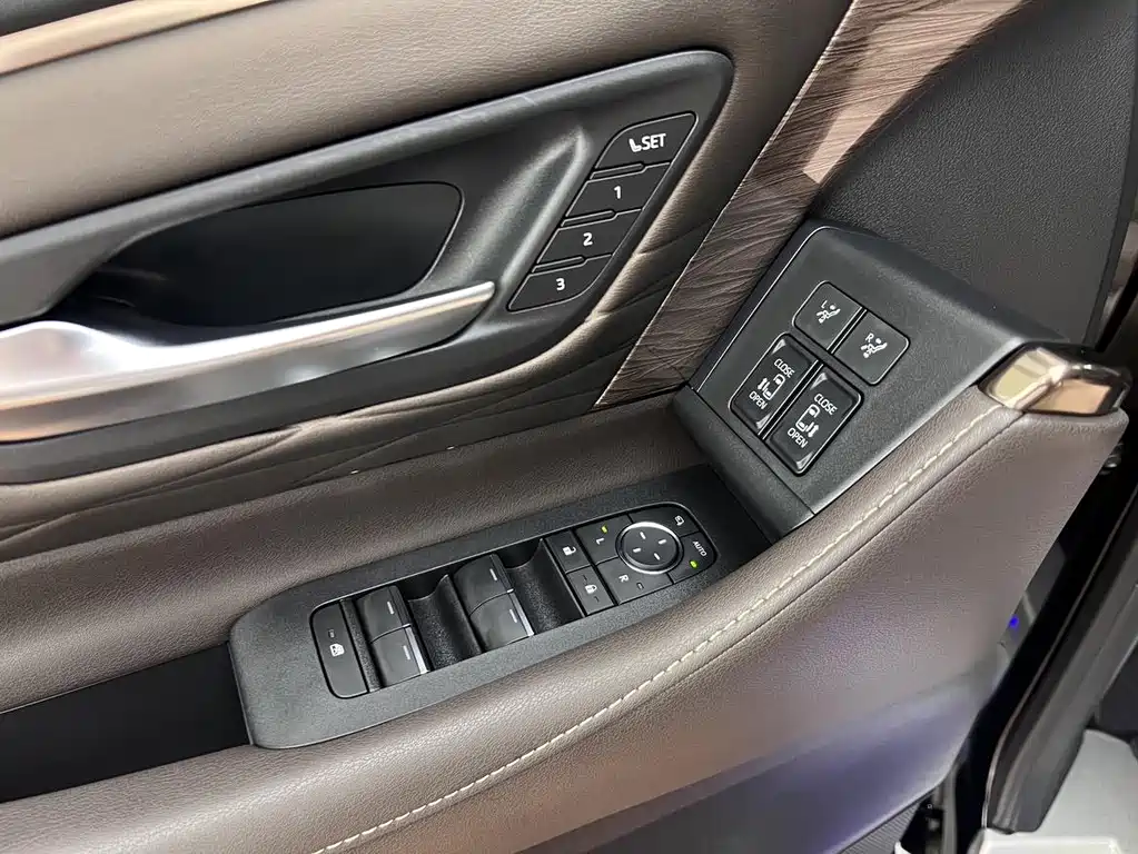 Toyota Alphard — фото 13