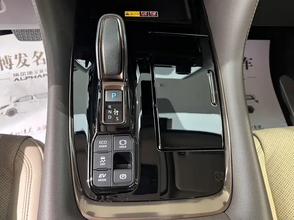 Toyota Alphard — фото 21