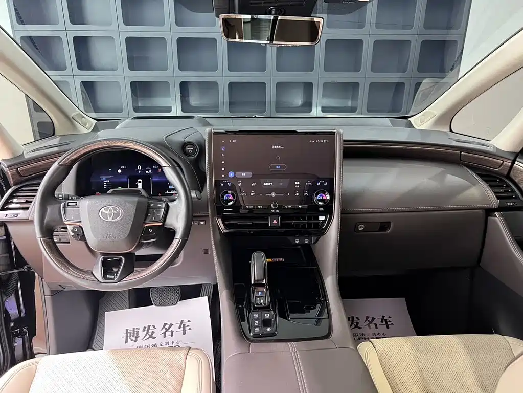 Toyota Alphard — фото 25