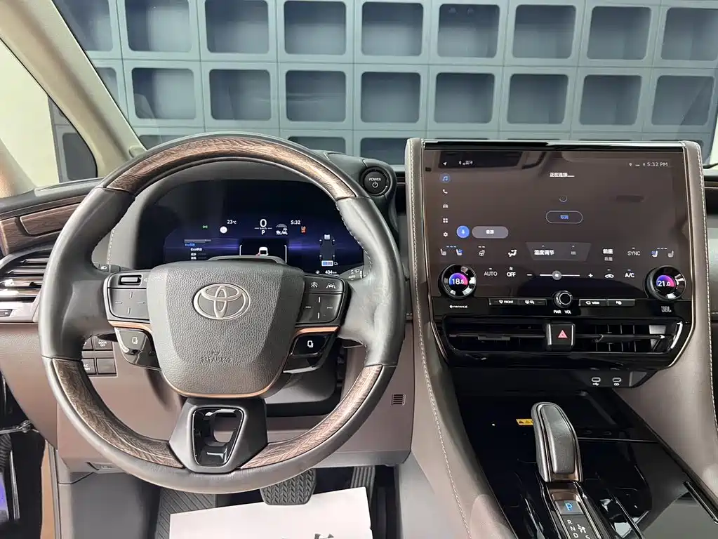 Toyota Alphard — фото 27