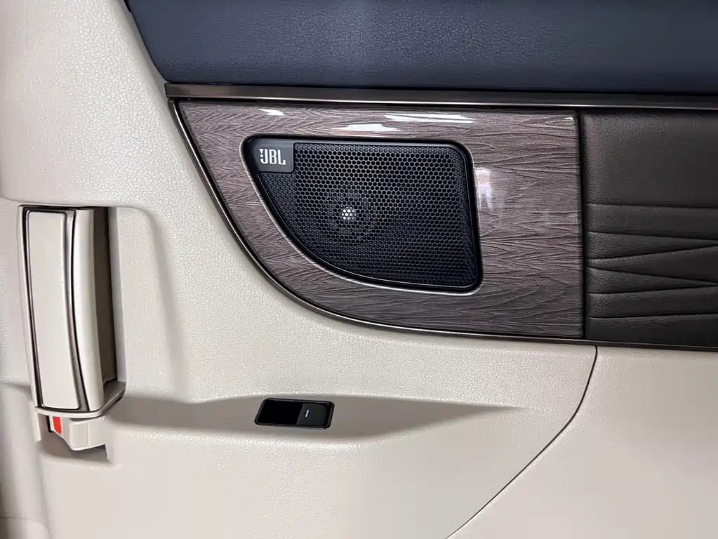 Toyota Alphard — фото 29