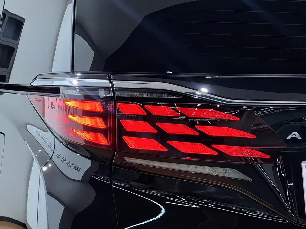 Toyota Alphard — фото 7
