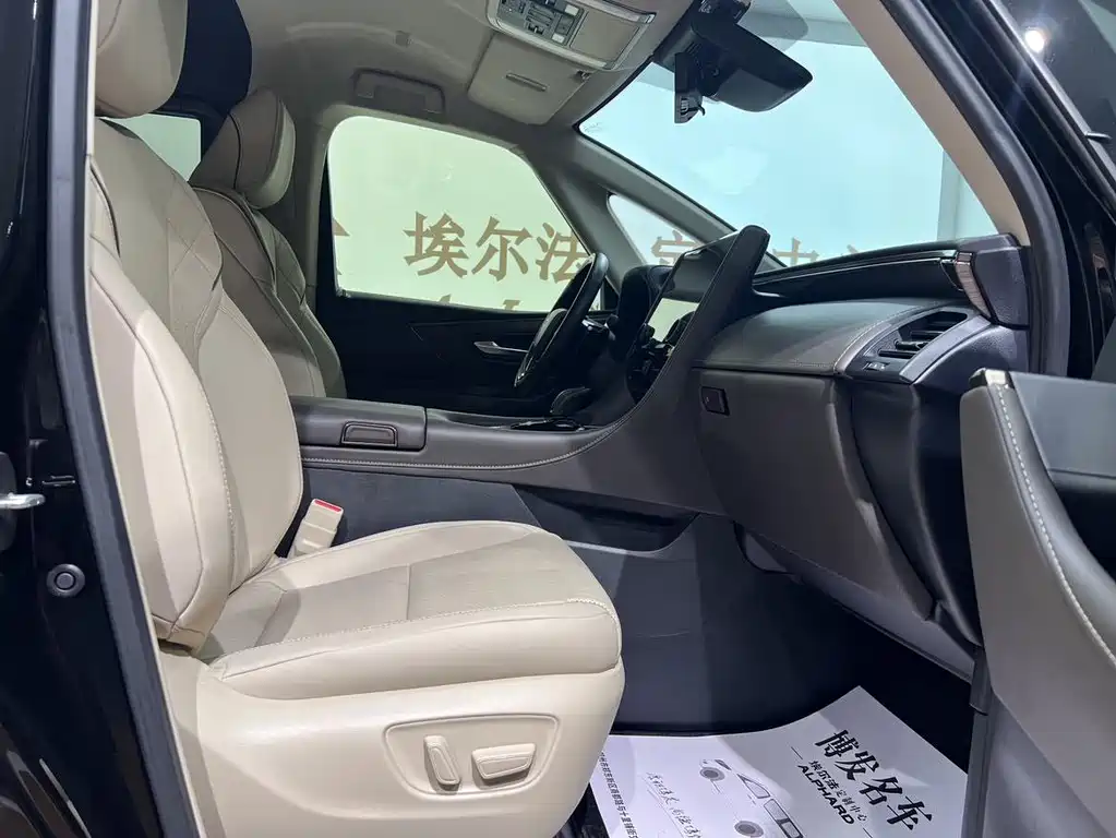 Toyota Alphard — фото 9