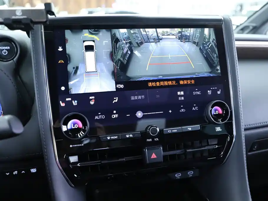 Toyota Alphard — фото 14