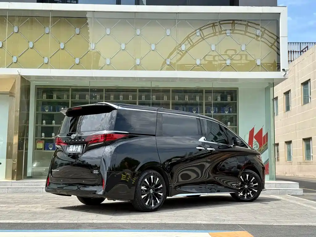 Toyota Alphard — фото 3