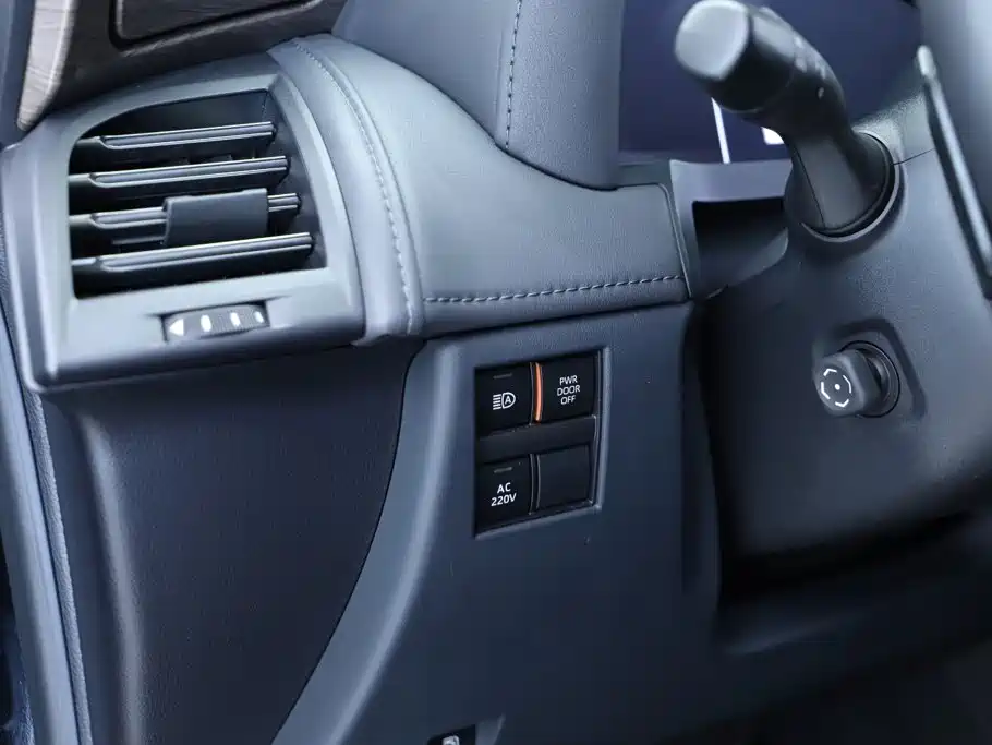 Toyota Alphard — фото 21