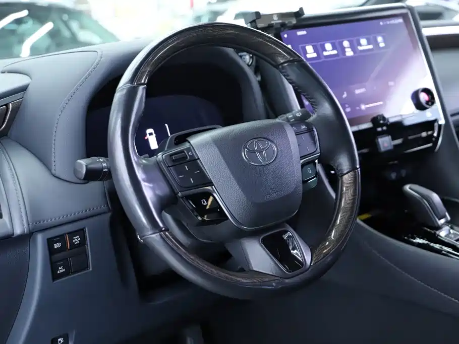 Toyota Alphard — фото 23
