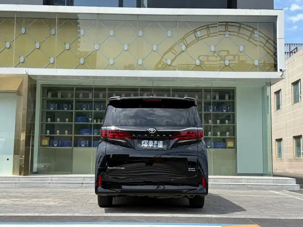 Toyota Alphard — фото 4