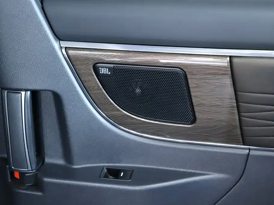 Toyota Alphard — фото 32